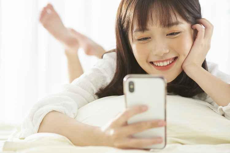 スマホを使っている女性