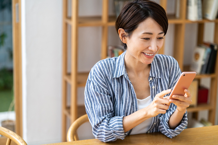 スマホを見ている女性