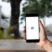 Facebookを開いている様子