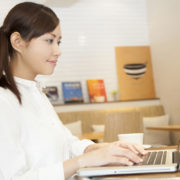 カフェでノートパソコンをやる女性