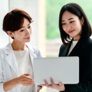 パソコンを見る女性