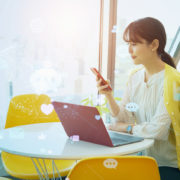 SNSを利用する女性