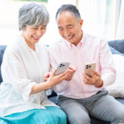 スマホを見ている老夫婦